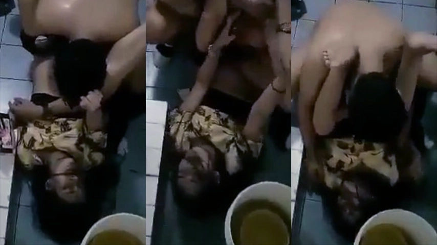 Ngintip Tetangga Ngewe Di WC